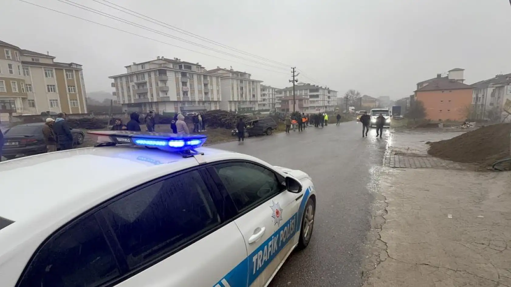 Otomobil kağıt gibi ezildi: 4 yaralı