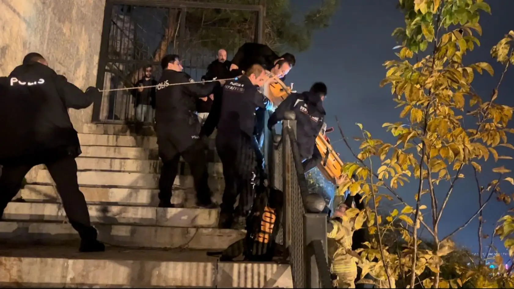 Manzarayı seyrederken tarihi surlardan düşen genç ağır yaralandı