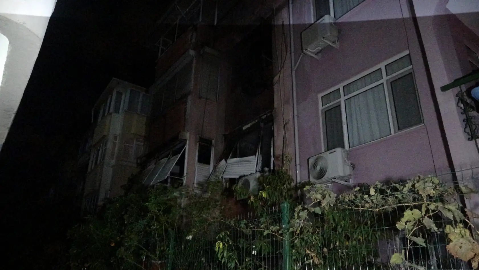 Evi yanan yaşlı kadın, canını zor kurtardı