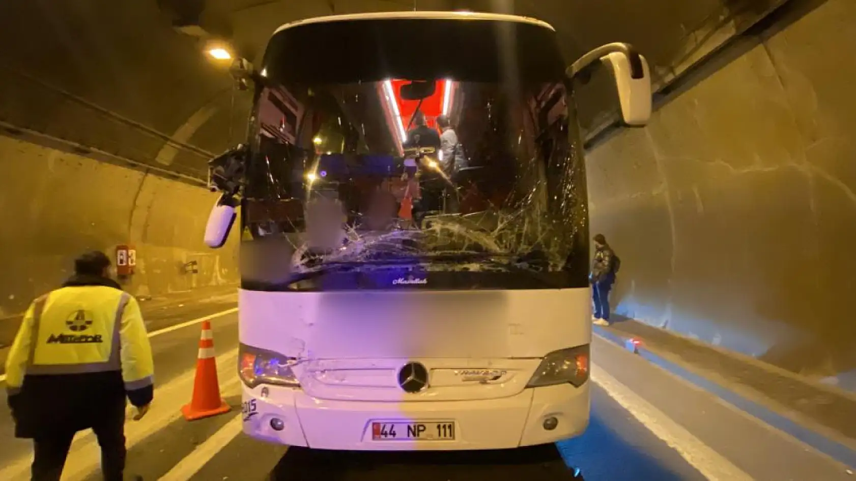 İki yolcu otobüsü ve tır kazaya karıştı: 14 yaralı