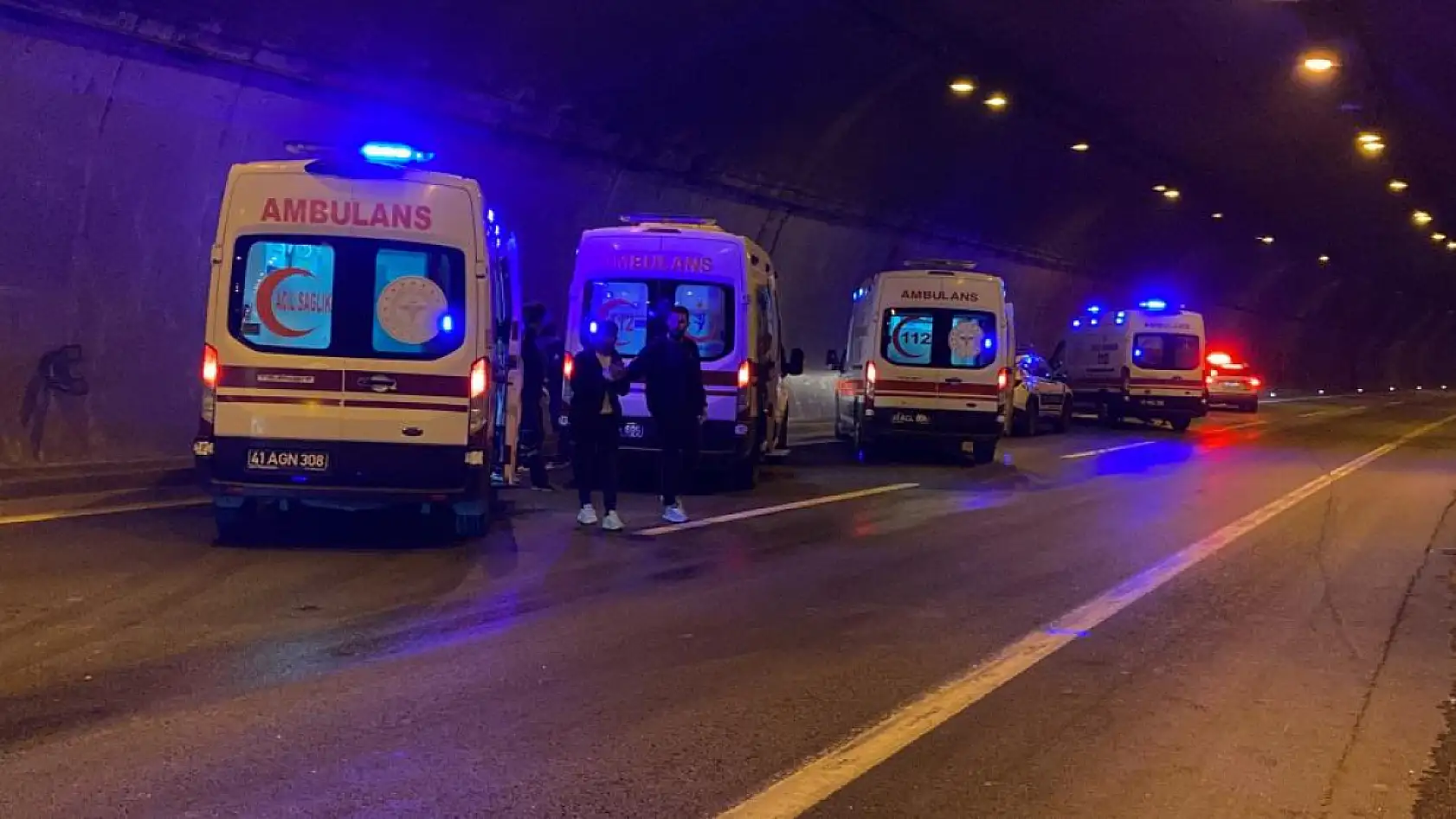 İki yolcu otobüsü ve tır kazaya karıştı: 14 yaralı