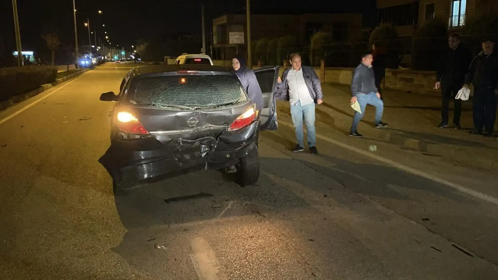 İki otomobil çarpıştı: 4 yaralı