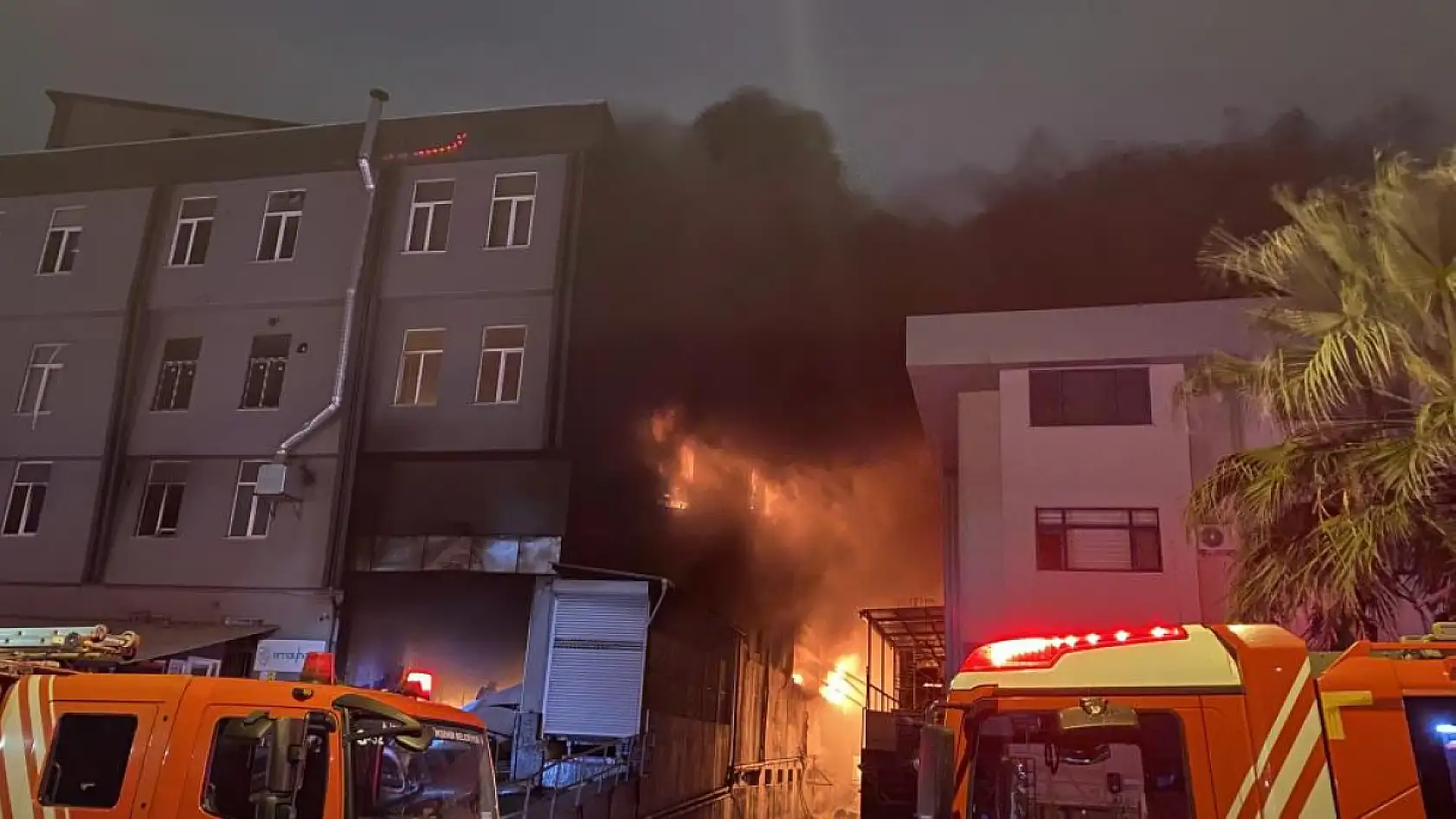 Korkutan fabrika yangını: Patlamalar peş peşe geldi