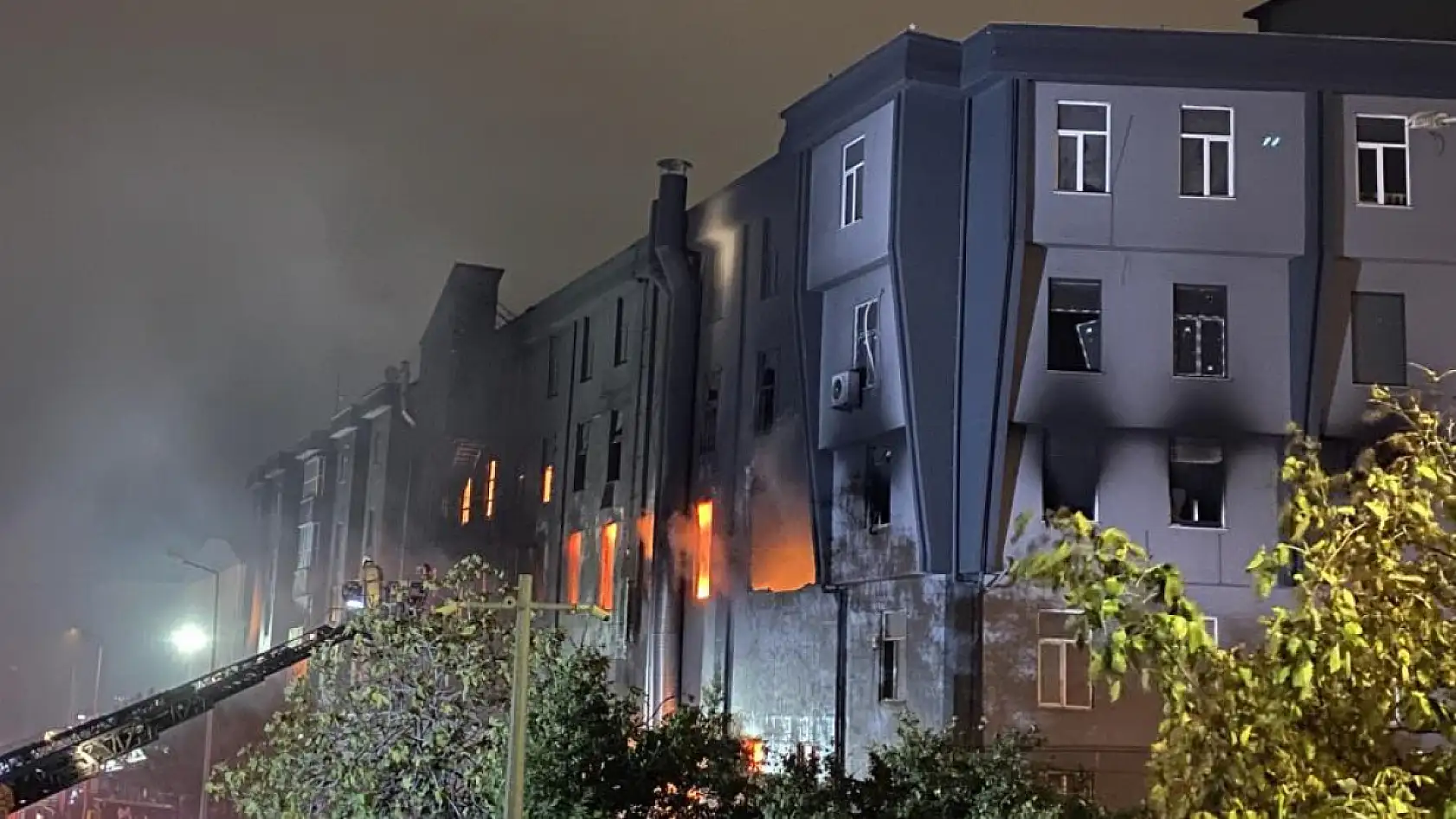 Korkutan fabrika yangını: Patlamalar peş peşe geldi