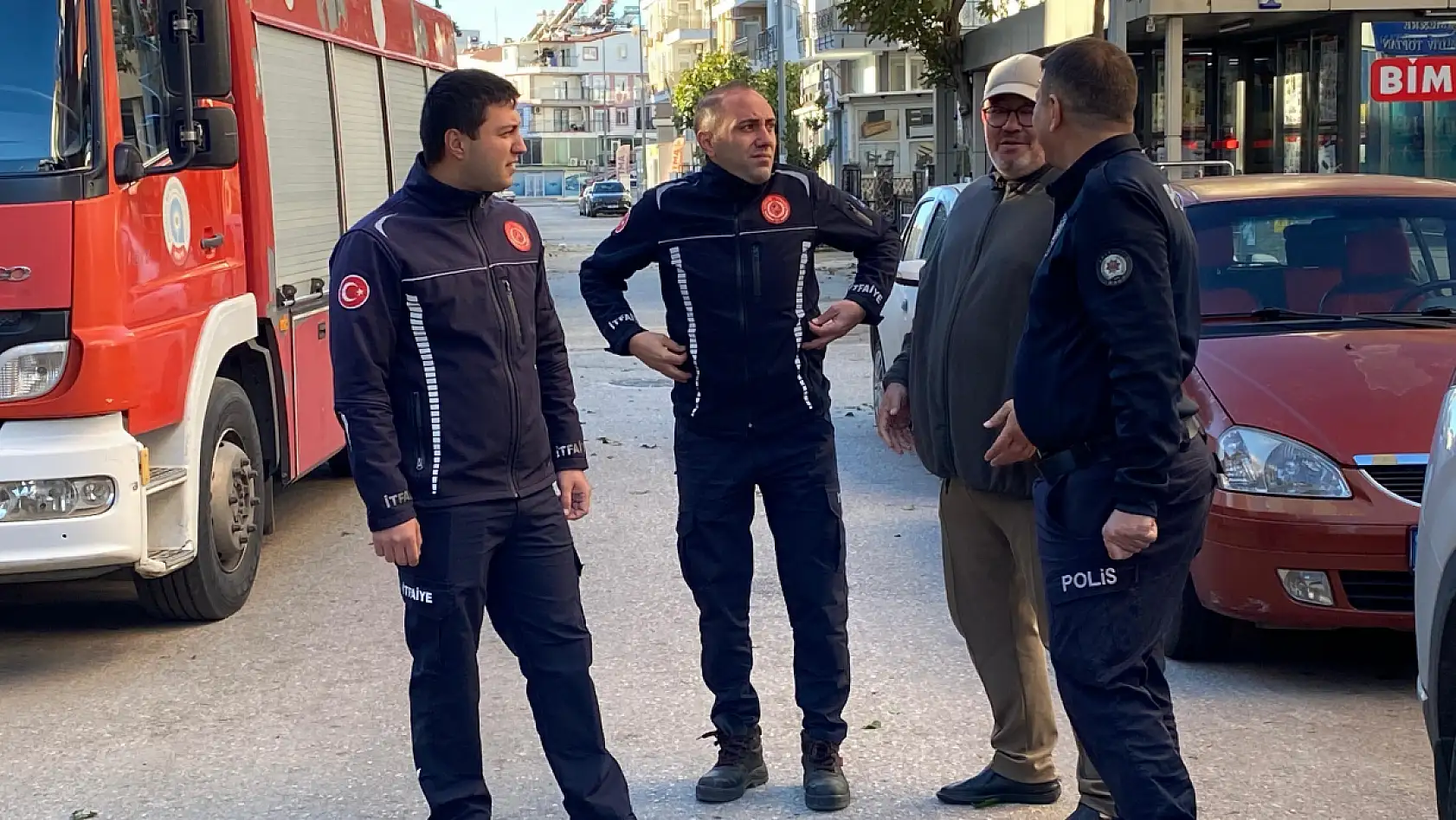 Fırtınaya dayanamayan ağaç park halindeki aracın üzerine devrildi