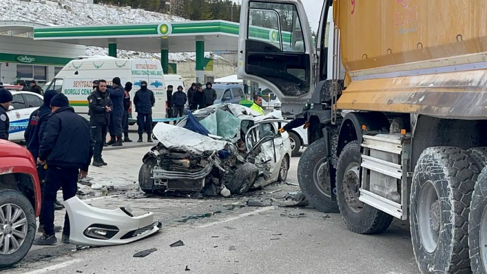 Kamyonla otomobil kafa kafaya çarpıştı: 1 kişi öldü