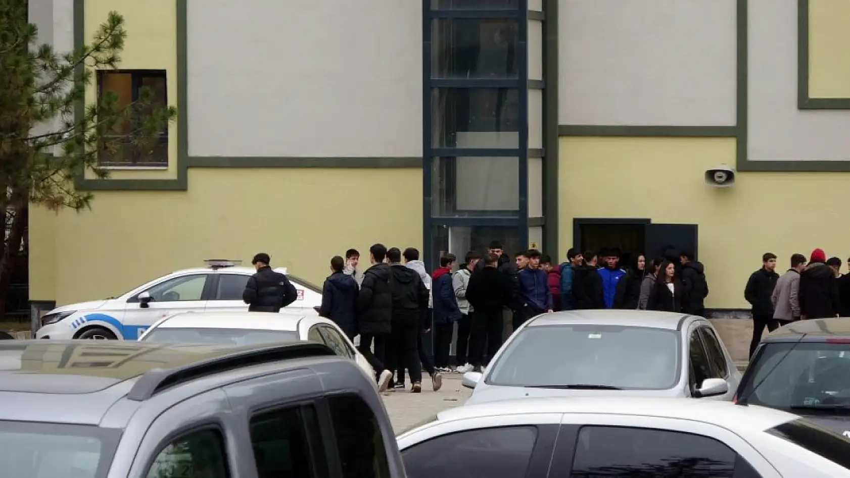 Lisede tartıştığı okul arkadaşını tornavida ile yaraladı