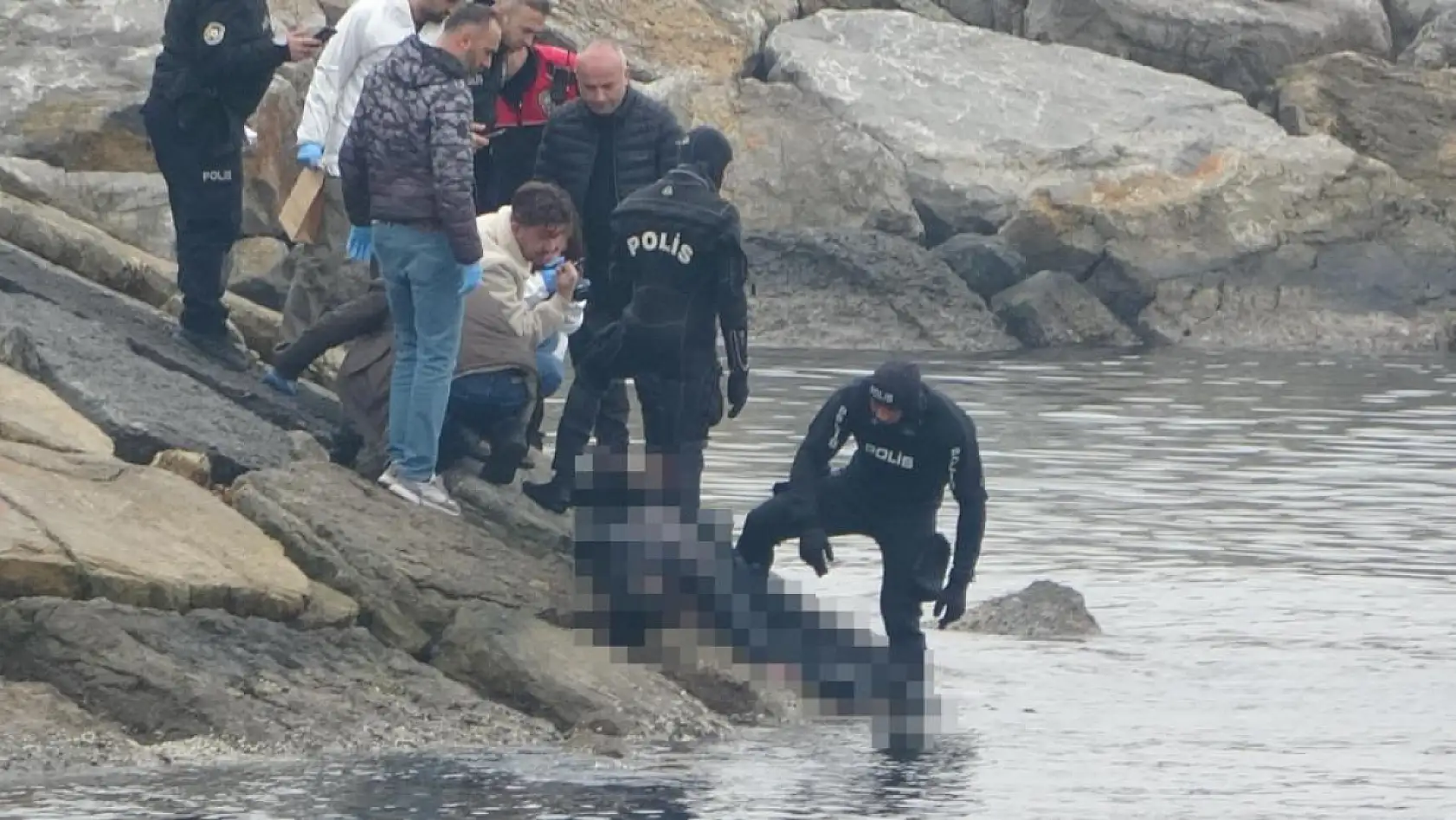 Denizde başından silahla vurulmuş 2 erkek cesedi bulundu