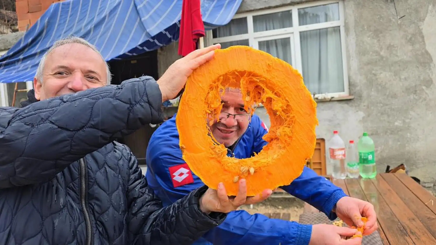 Bahçesinde yetişen 40 kiloluk dev kabağı motorlu testereyle kesebildi