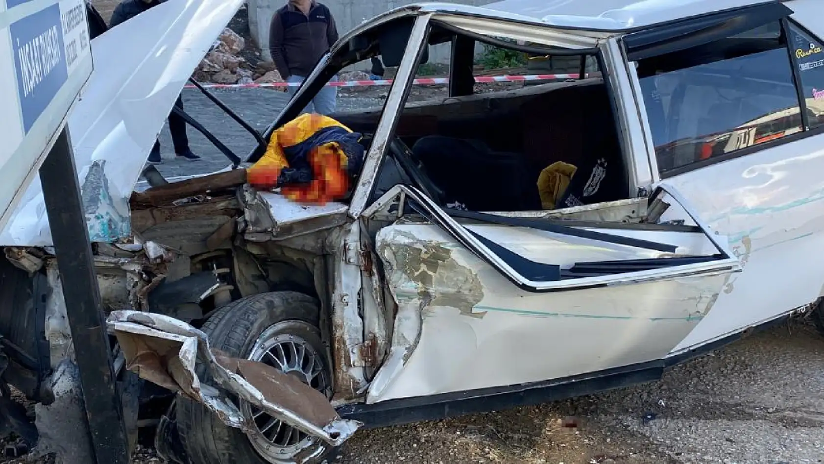 Tırla çarpışan Fiat Tofaş otomobil parçalandı: 4'ü çocuk 6 yaralı