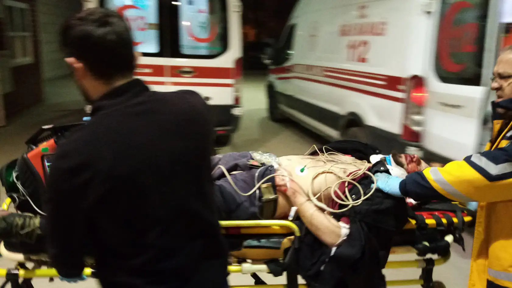 Kazada yerde sürüklenen sürücü başka otomobilin altına girdi