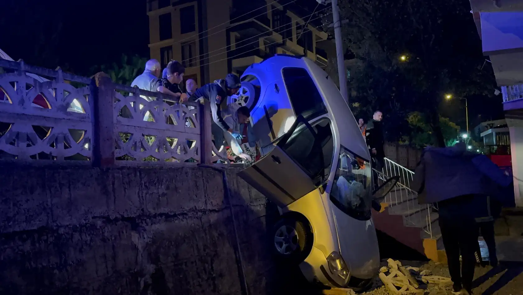 Sürücü fren yerine gaza basınca beton korkulukları yıkan araç bahçe duvarında asılı kaldı