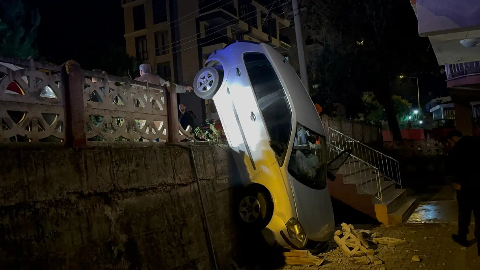 Sürücü fren yerine gaza basınca beton korkulukları yıkan araç bahçe duvarında asılı kaldı