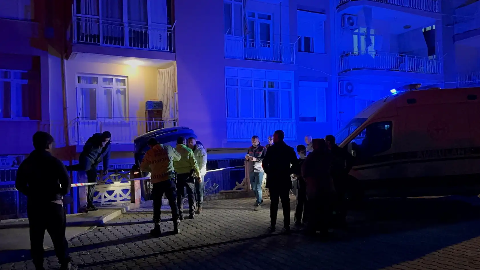 Sürücü fren yerine gaza basınca beton korkulukları yıkan araç bahçe duvarında asılı kaldı