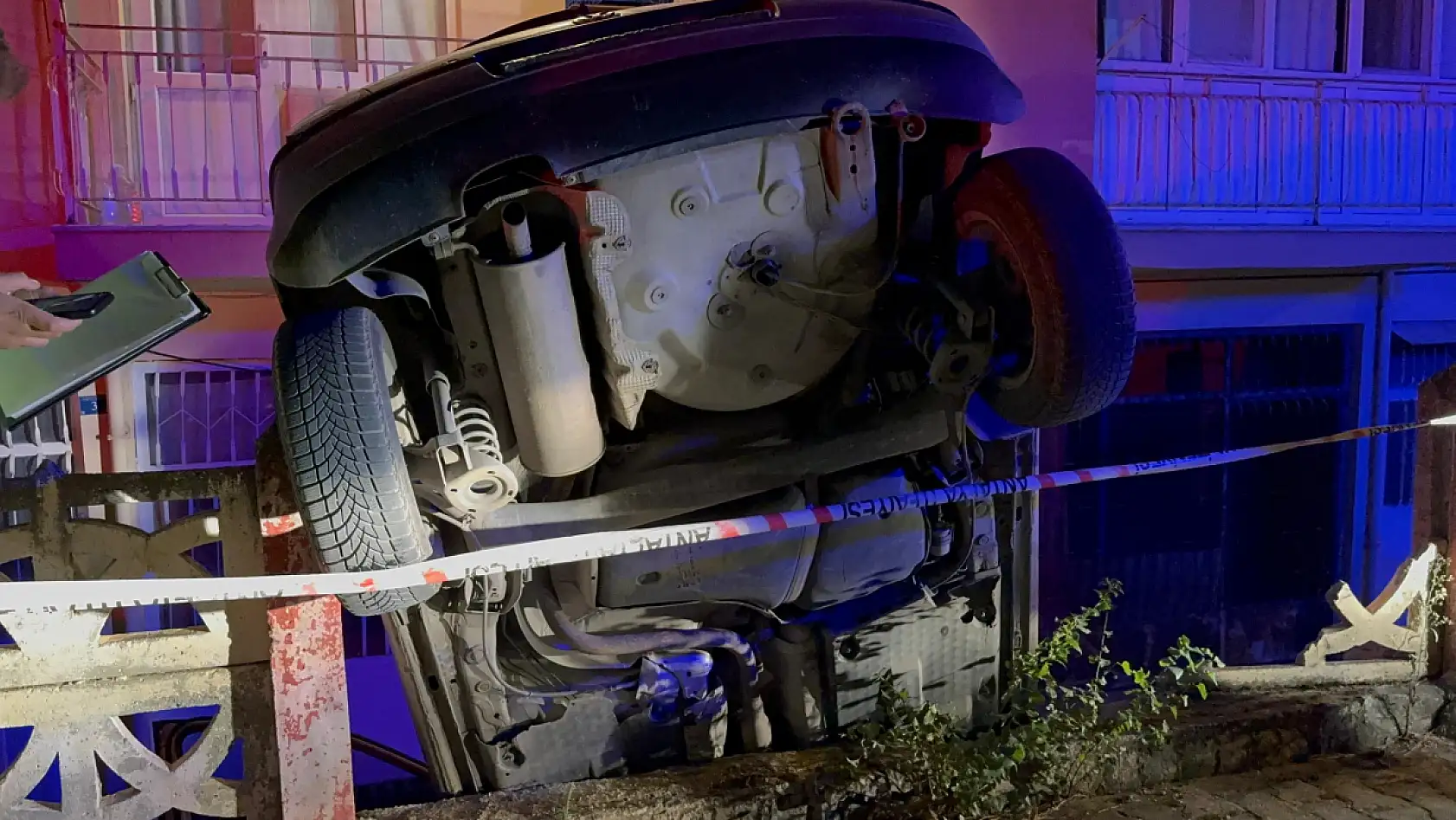 Sürücü fren yerine gaza basınca beton korkulukları yıkan araç bahçe duvarında asılı kaldı