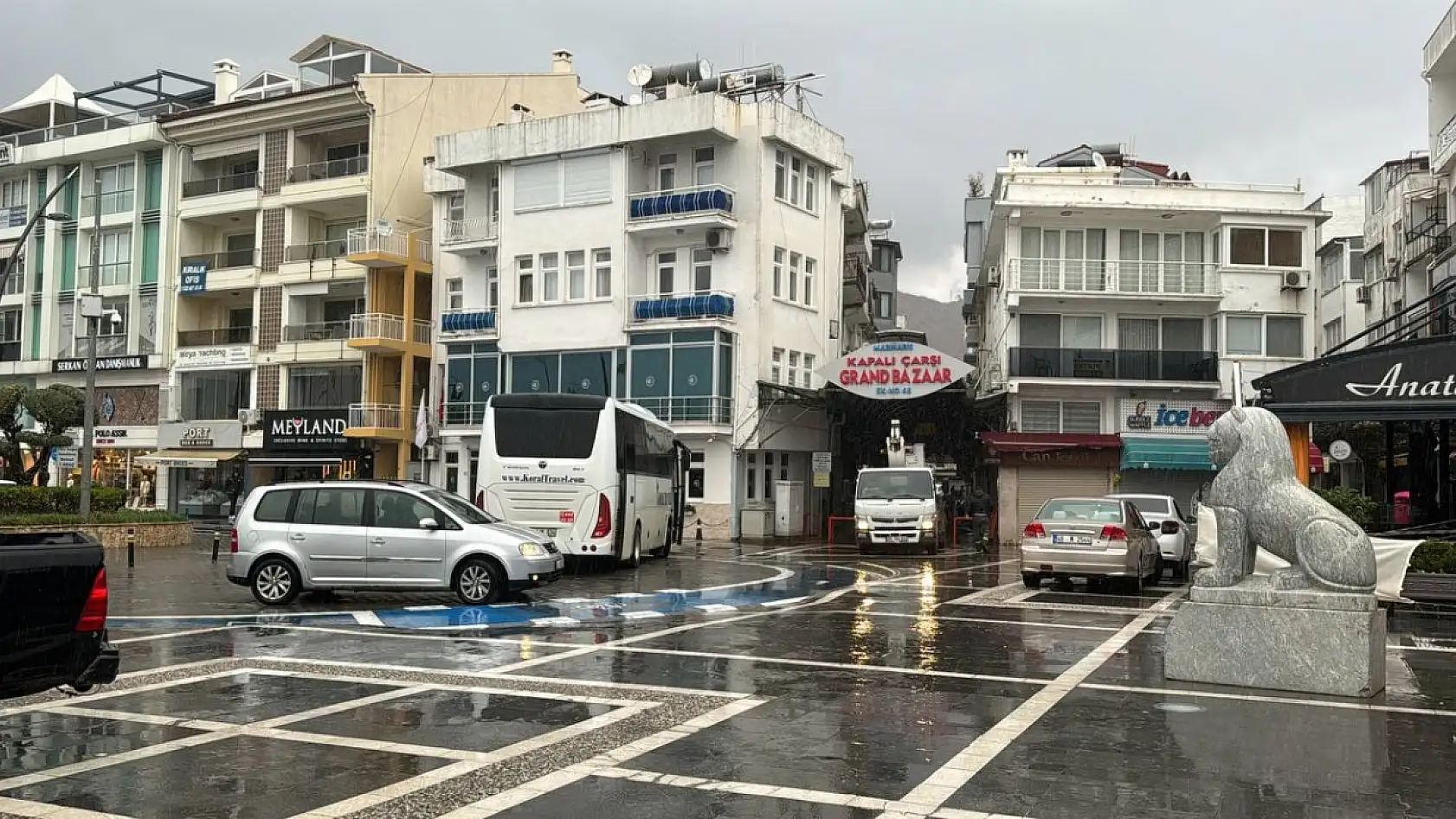 Marmaris'te sağanak etkili oldu, balıkçı teknesi suya gömüldü