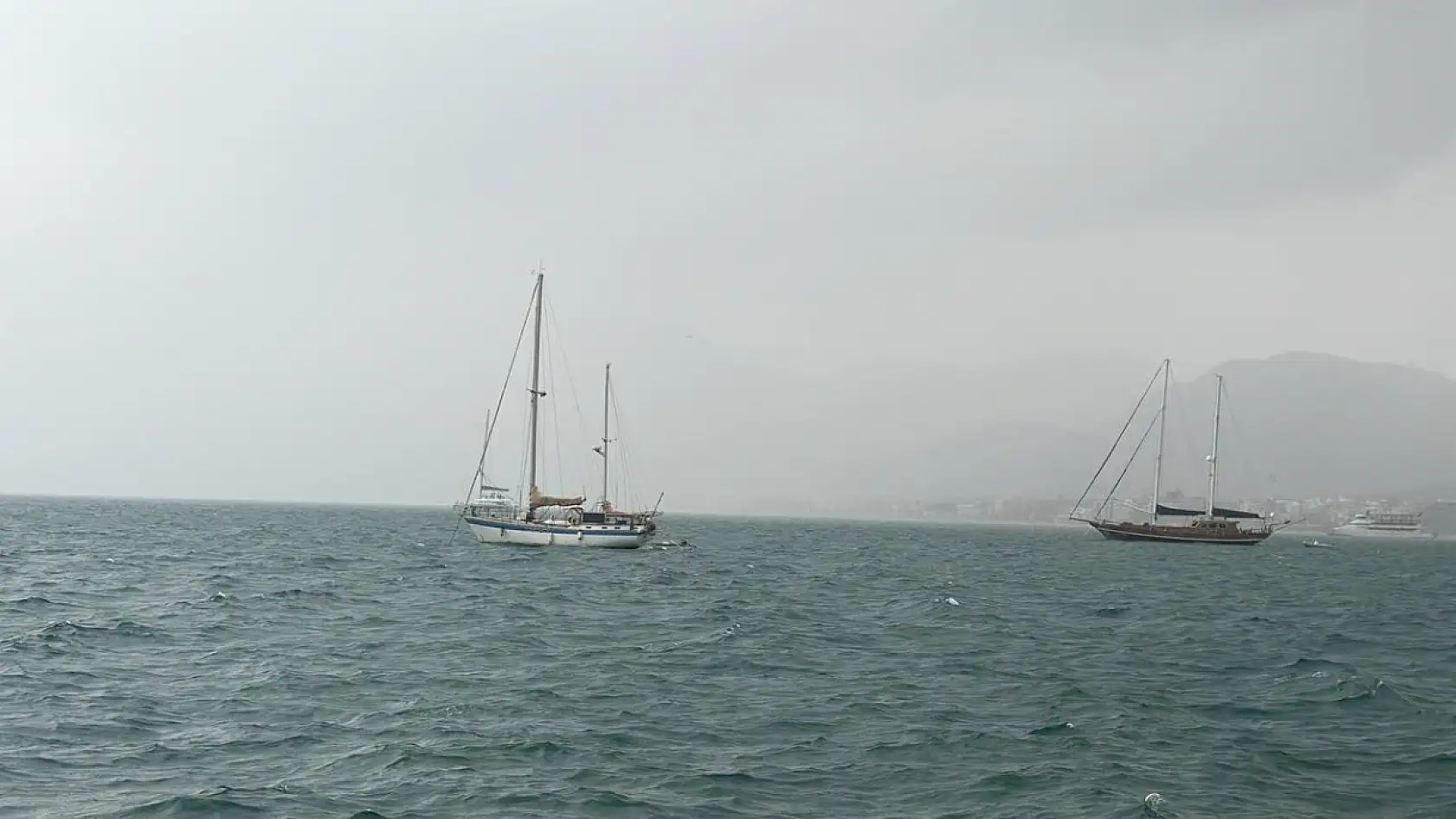 Marmaris'te sağanak etkili oldu, balıkçı teknesi suya gömüldü