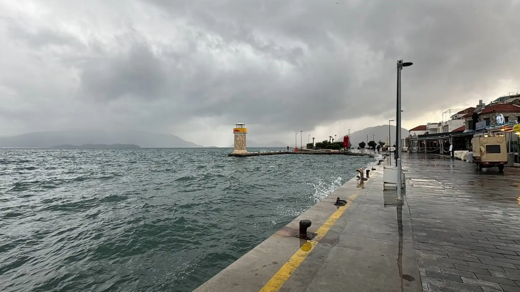 Marmaris'te sağanak etkili oldu, balıkçı teknesi suya gömüldü