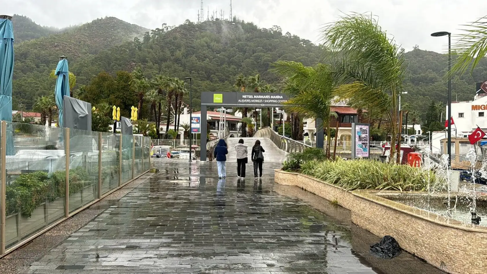 Marmaris'te sağanak etkili oldu, balıkçı teknesi suya gömüldü