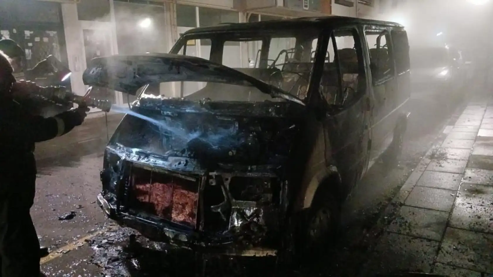 Minibüsü yandı o şükretti