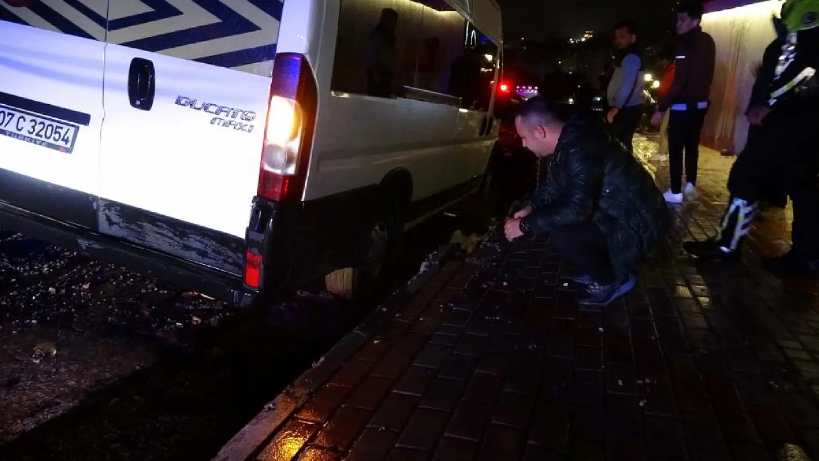 Yağmur, yolu yuttu 3 araç çukurda mahsur kaldı