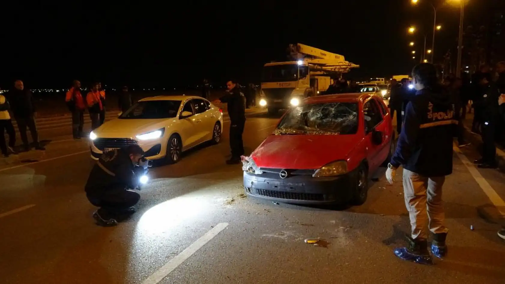 Motosiklet sürücüsü hayatını kaybetti, yakınları çarpan otomobili parçaladı