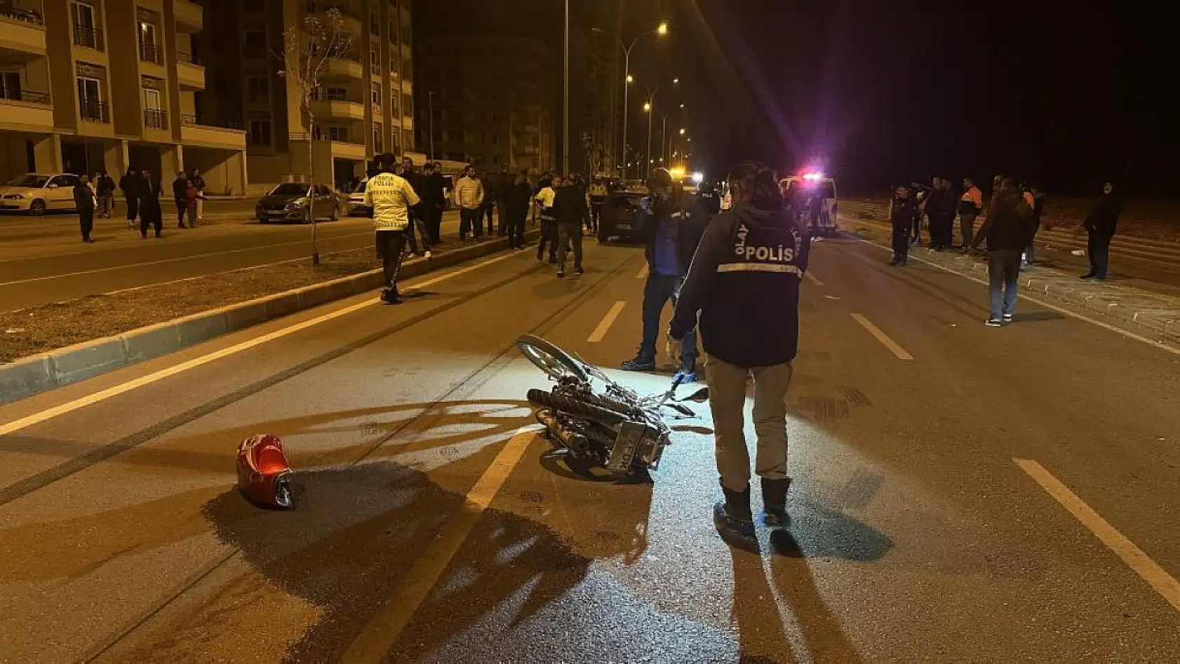 Motosiklet sürücüsü hayatını kaybetti, yakınları çarpan otomobili parçaladı