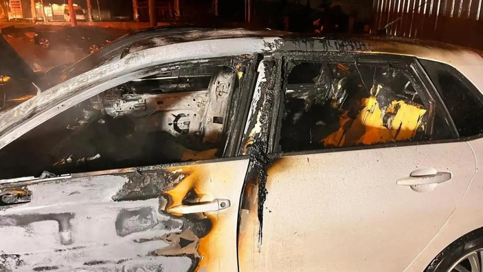 Park halindeki otomobilin kontağını çevirince dehşeti yaşadı: 2 yaralı