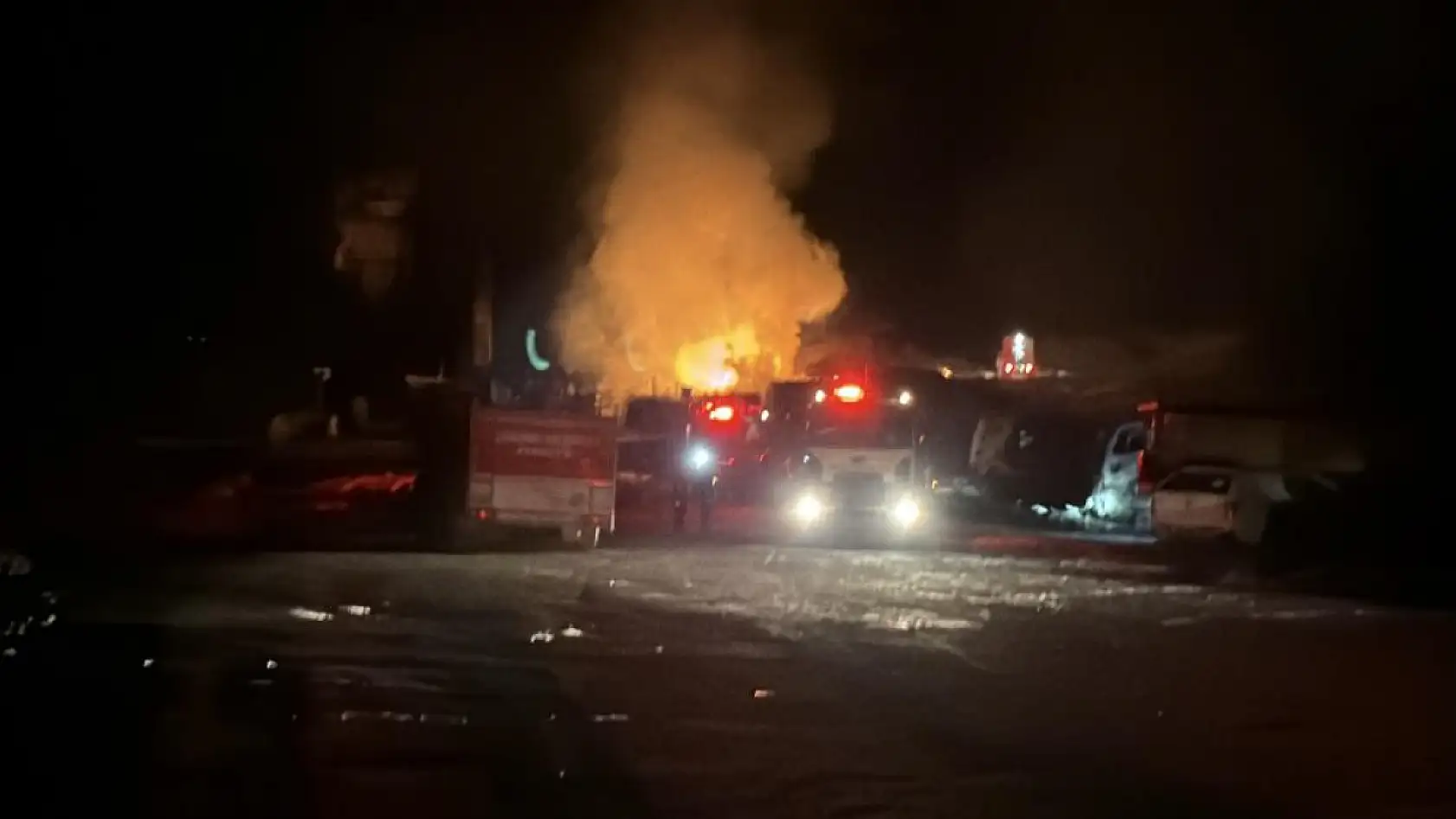 Taş ocağında büyük yangın: 8 kamyon yanarak küle döndü