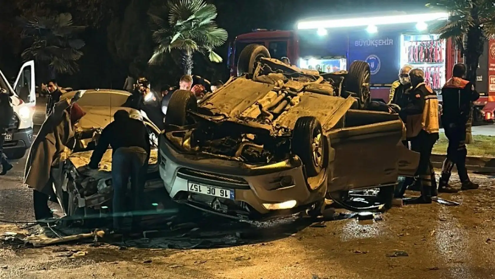 Katliam gibi kaza... İki araç kafa kafaya çarpıştı: 1 ölü, 3 ağır yaralı