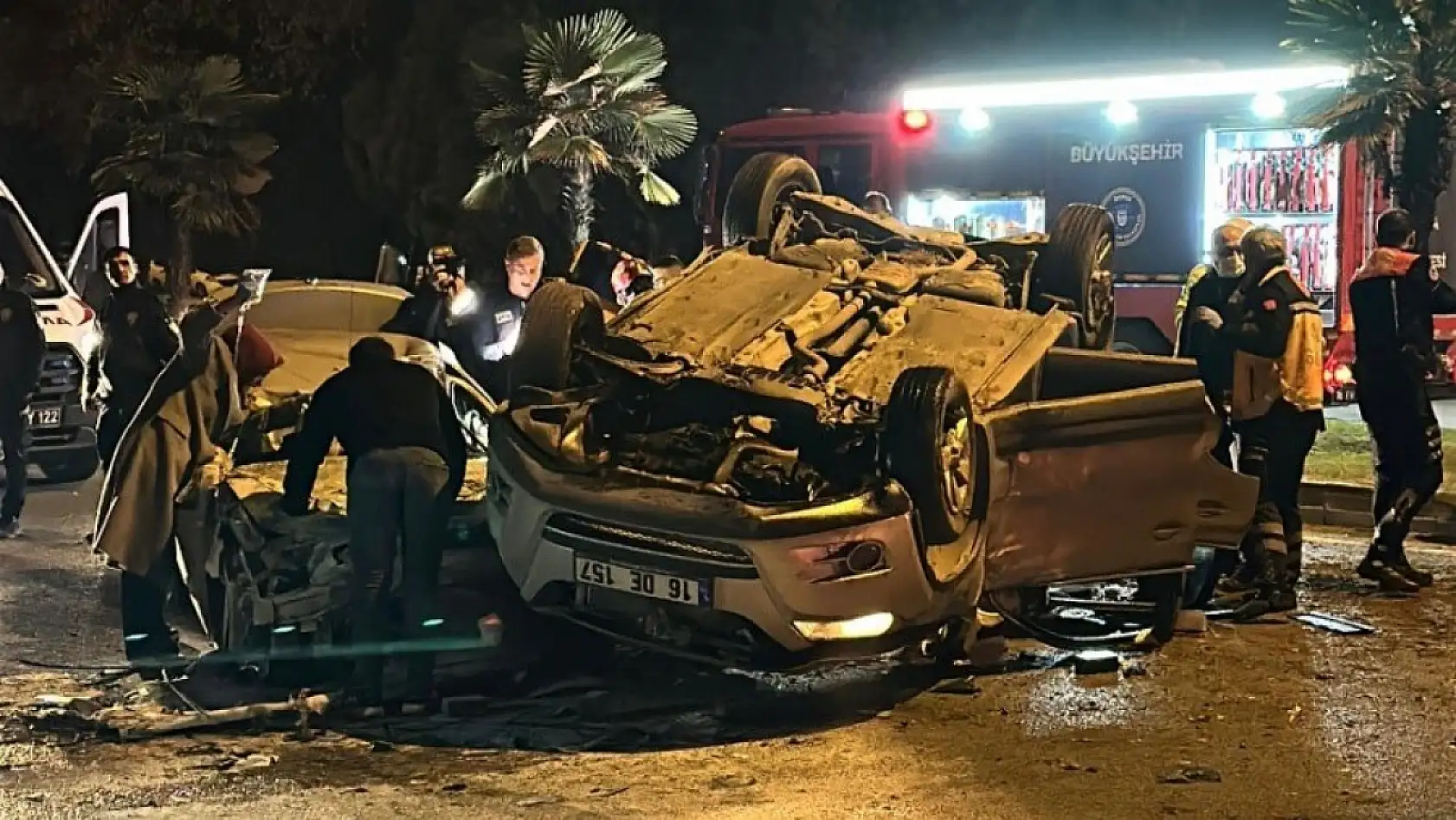 Katliam gibi kaza... İki araç kafa kafaya çarpıştı: 1 ölü, 3 ağır yaralı