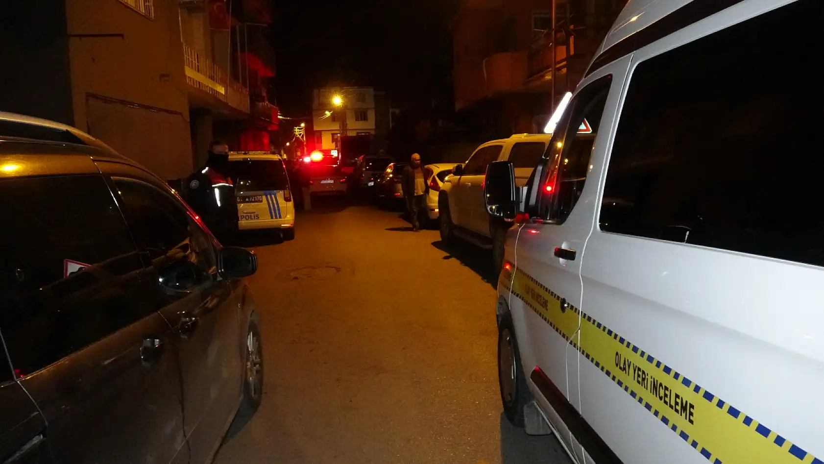 Motosikletli kasklı şüpheli, sokak ortasında bir kişiyi başından vurarak öldürdü