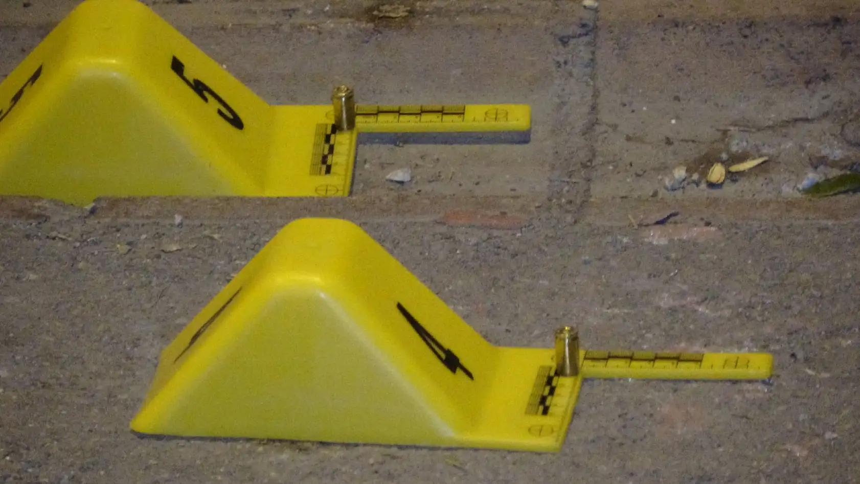 Motosikletli kasklı şüpheli, sokak ortasında bir kişiyi başından vurarak öldürdü