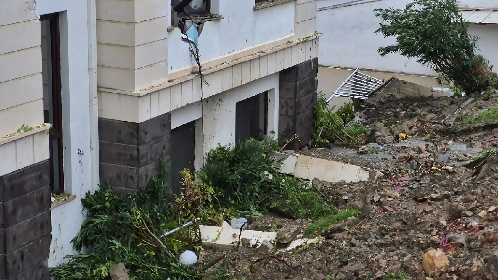 Muğla'da Duvar yıkıldı, otomobil altında kaldı