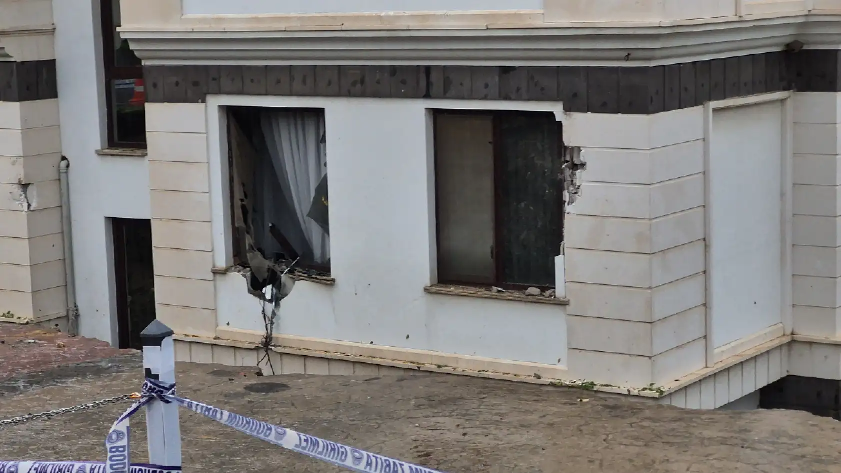 Muğla'da Duvar yıkıldı, otomobil altında kaldı