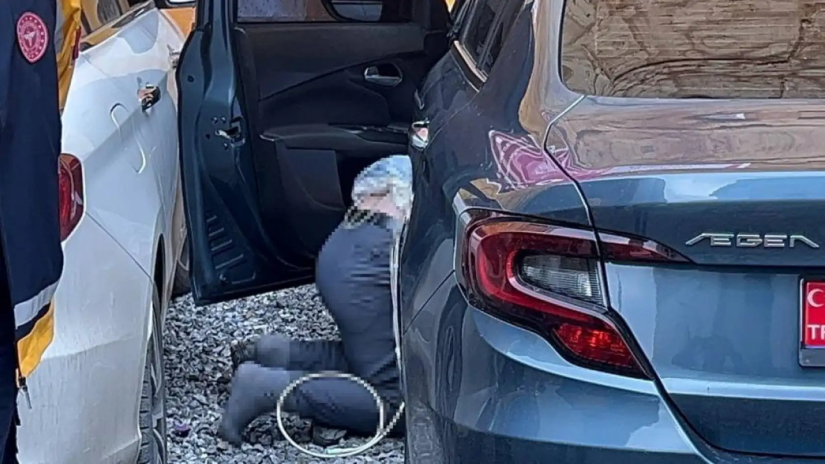 Bir kişi otomobil kapısının önünde ölü bulundu