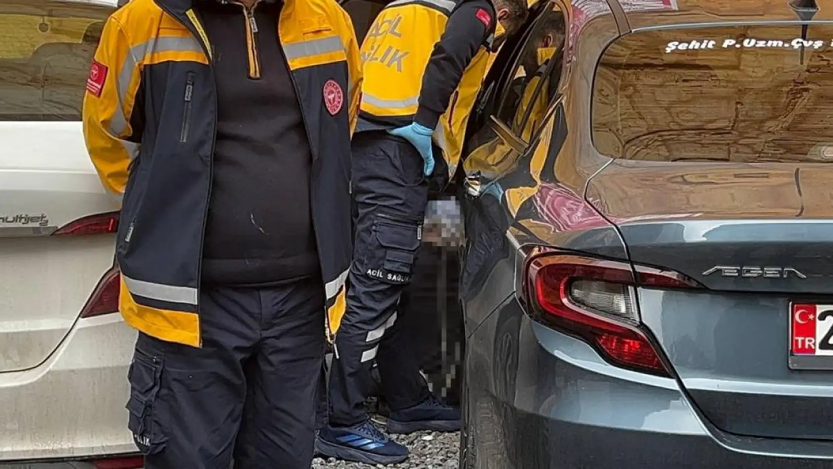 Bir kişi otomobil kapısının önünde ölü bulundu