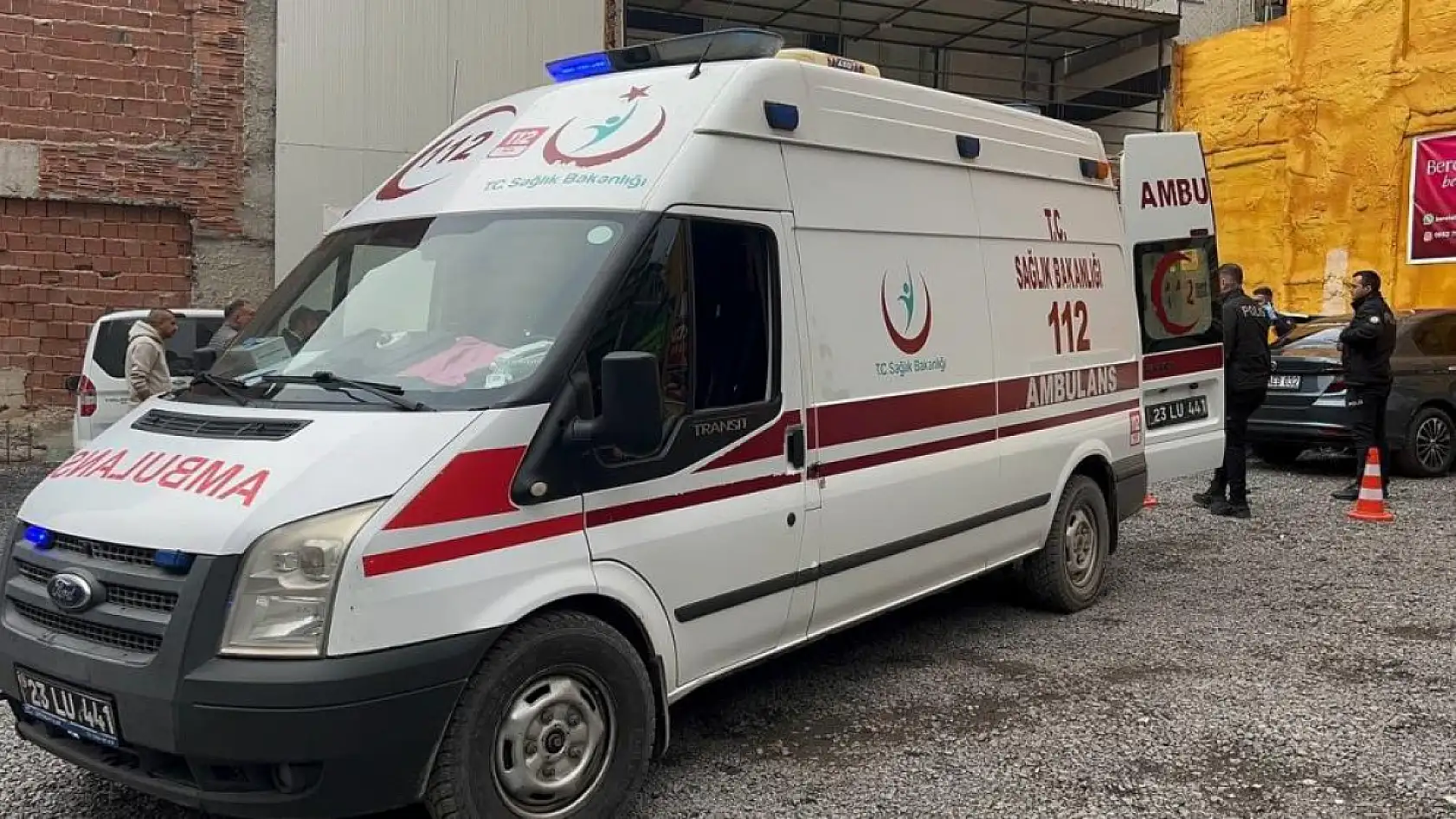 Bir kişi otomobil kapısının önünde ölü bulundu