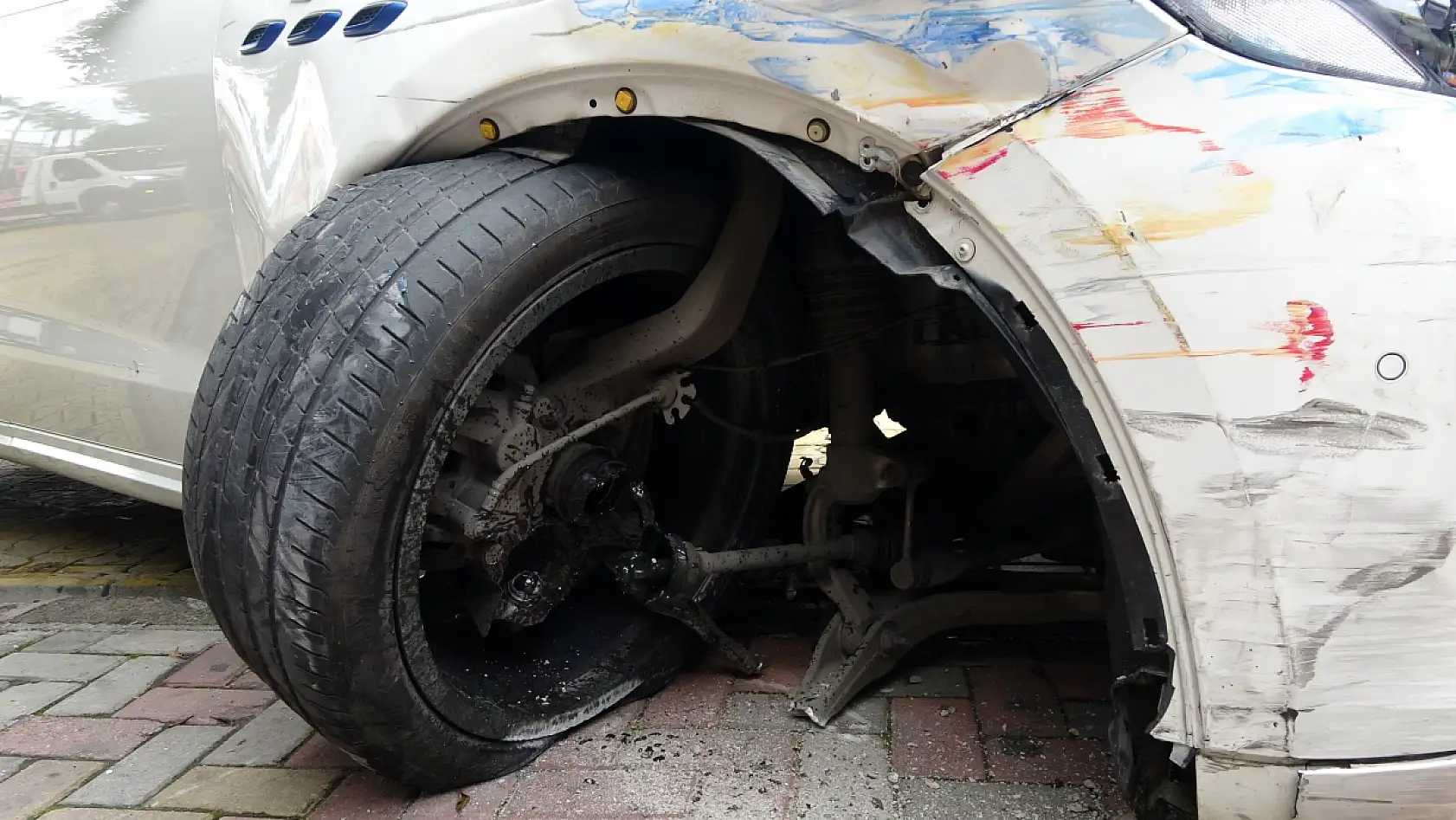 Lüks marka araç, park halindeki otomobillere çarparak durabildi