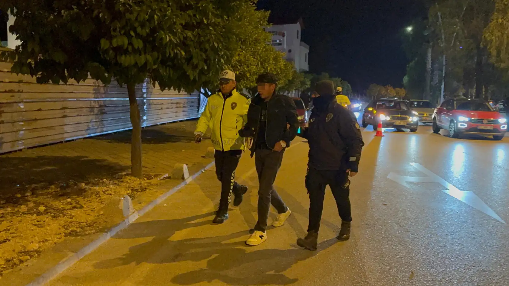 Plakasız motosikletle uygulamaya girip bekçiye 'Ben hasım sahibiyim, ölürsem mezarıma sen mi geleceksin' dedi