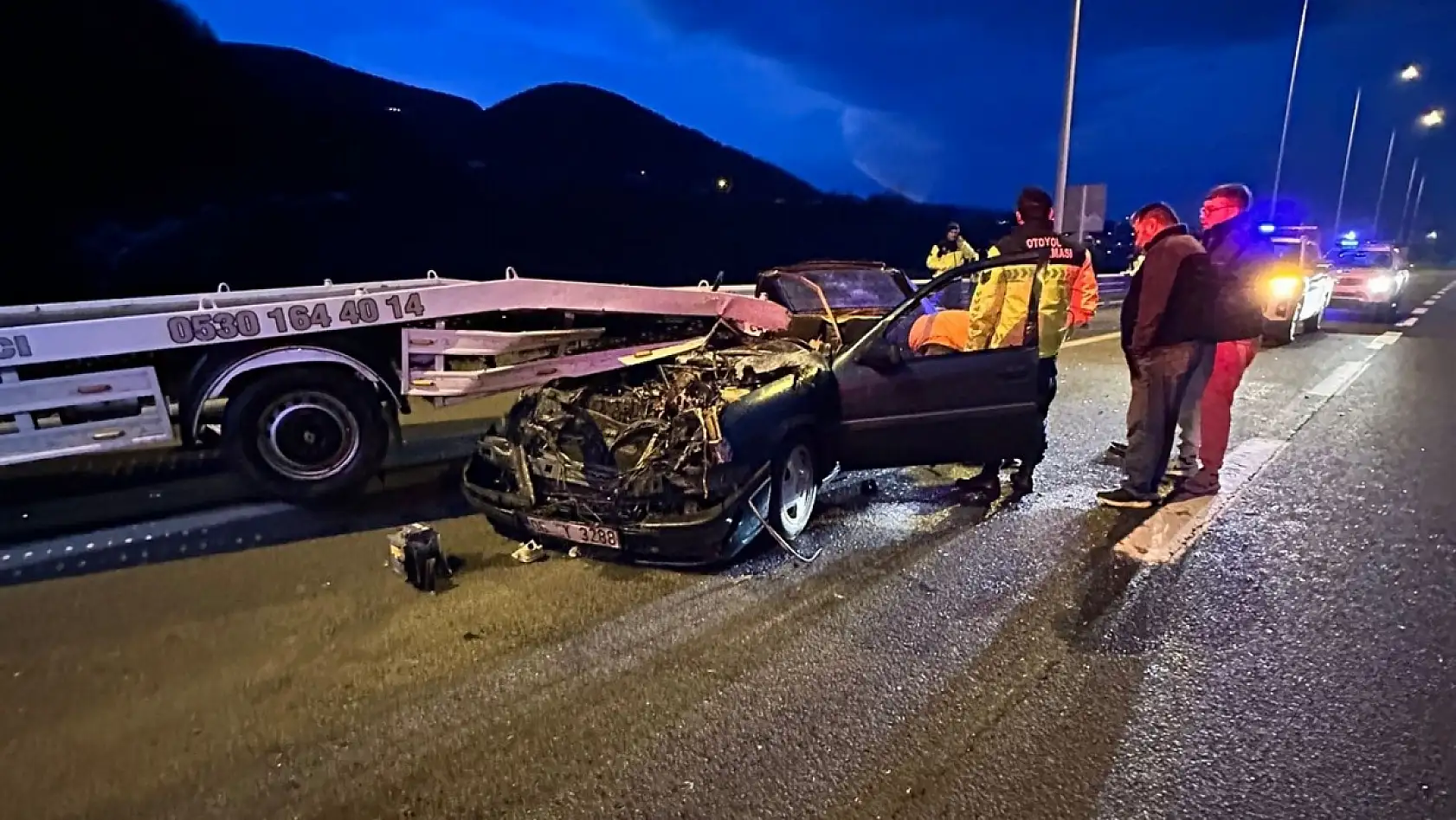 Otomobil kağıt gibi ezildi: 2 ölü, 1 yaralı