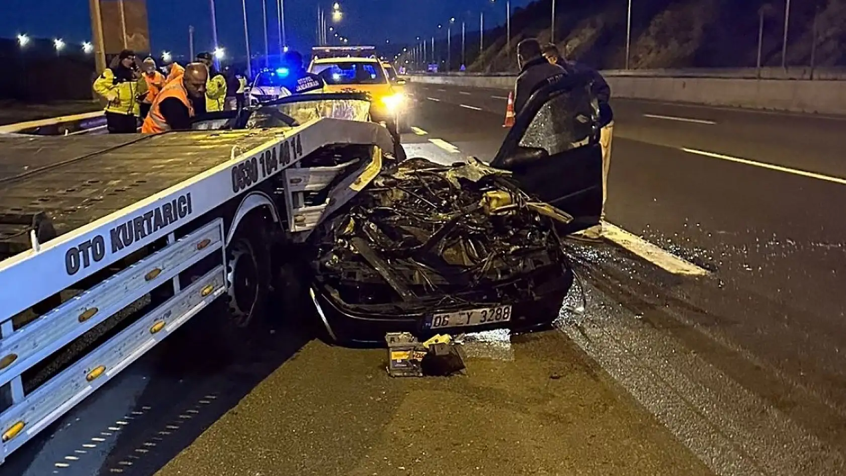 Otomobil kağıt gibi ezildi: 2 ölü, 1 yaralı