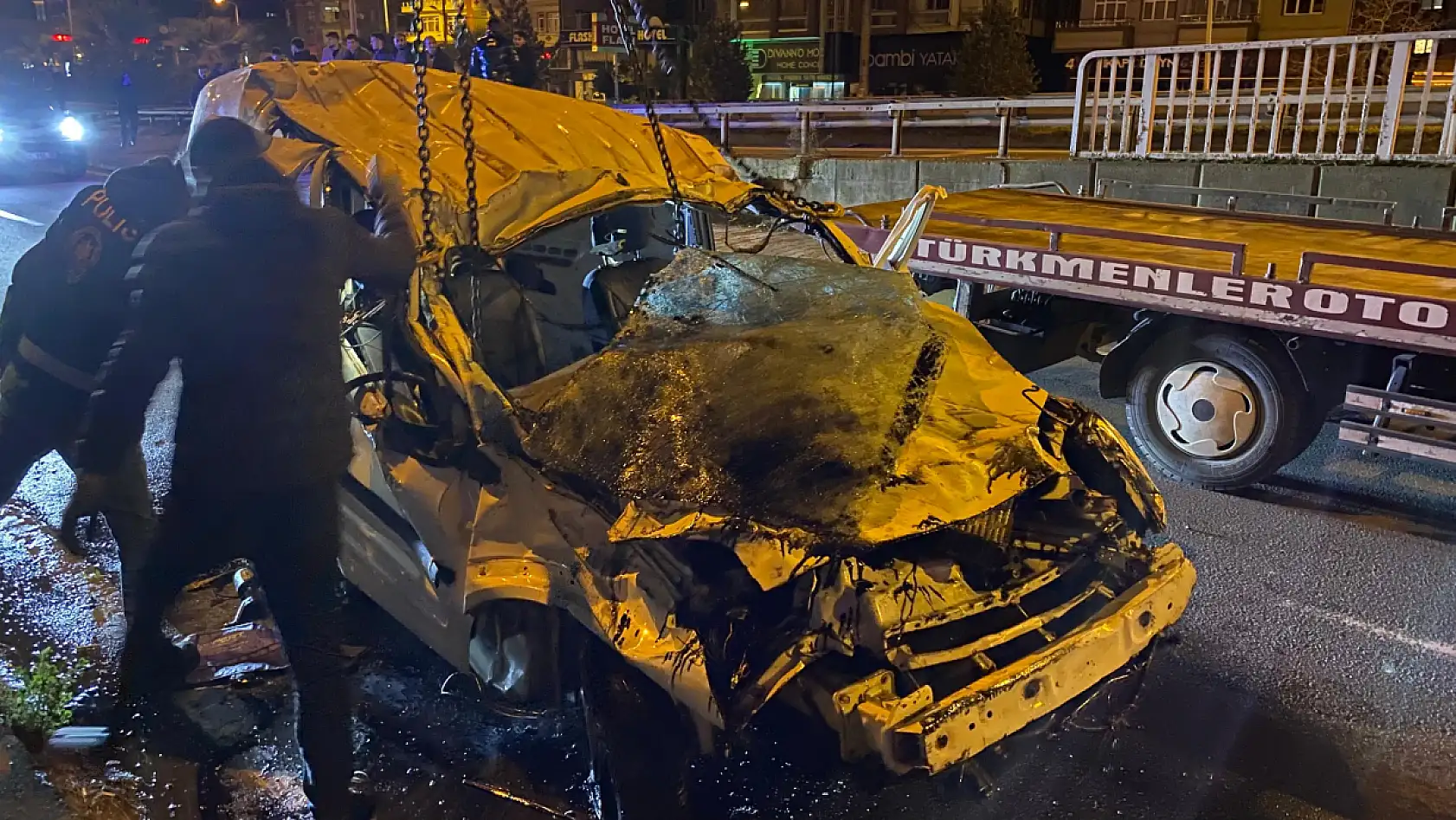 Kontrolden çıkan araç dereye uçtu: 1 ölü, 2 yaralı