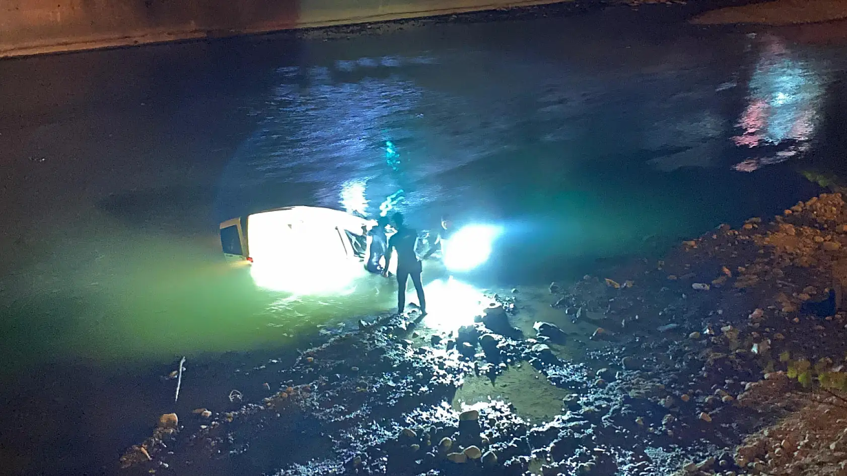 Kontrolden çıkan araç dereye uçtu: 1 ölü, 2 yaralı