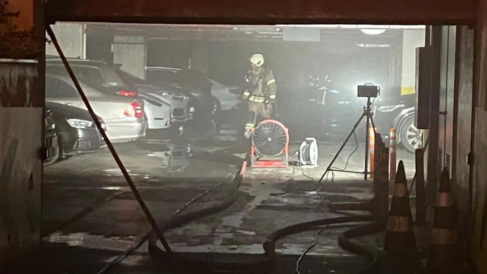 Elektrikli otomobil yangını: Bina geçici olarak tahliye edildi