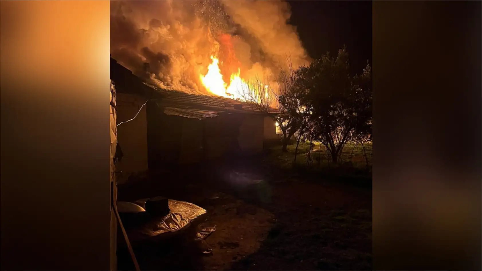 İki köyde çıkan yangında iki kişi yaralandı