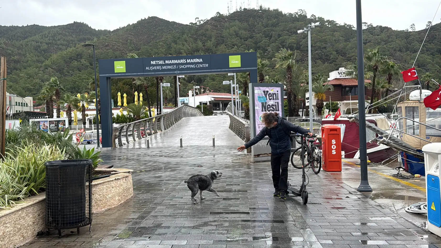 Marmaris'te sağanak yağışla sokaklar dereye, denizin rengi kahverengiye döndü