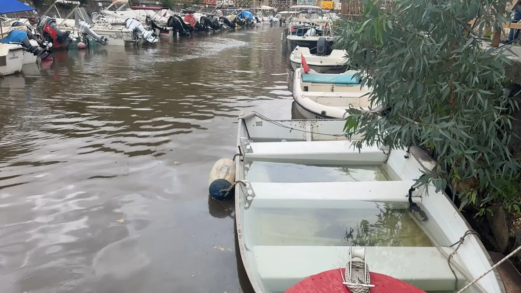 Marmaris'te metrekareye 170 kg yağış düştü, balıkçı tekneleri batmaya başladı