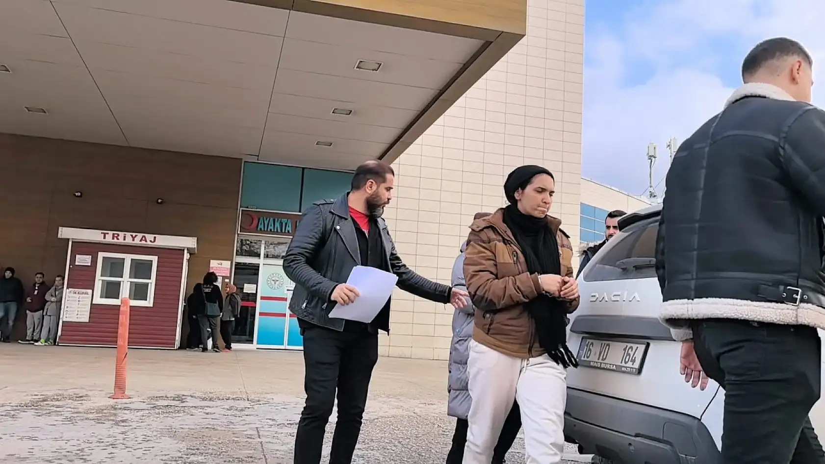 Kapıları kredi kartıyla açıp 4 evi soyan 2 kadın yakalandı