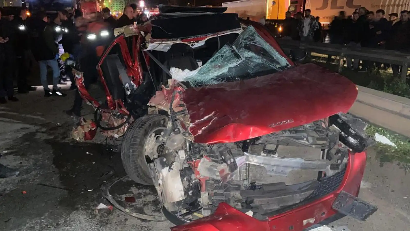 Otomobil tıra çarptı: 1 ölü, 1 yaralı